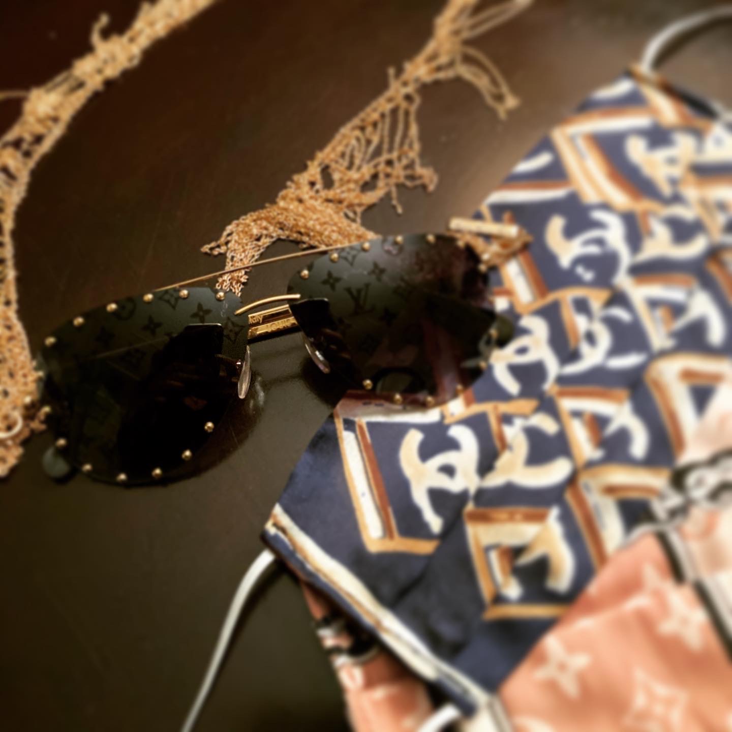Gold fringe chain for sunglasses and maska